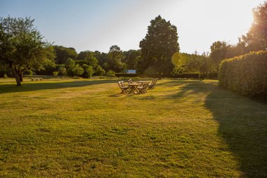 İsveç yaz parkında masalar.