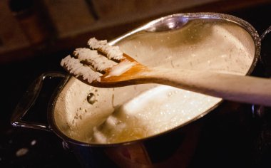 Biyolojik bulanık pilav ve tencere.