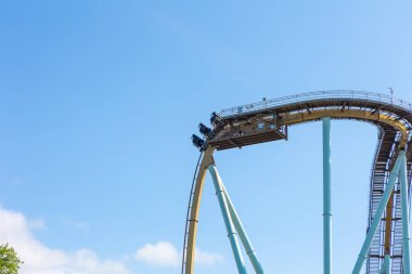 İsveç 'in Göteborg şehrindeki Liseberg lunaparkında hız treni.