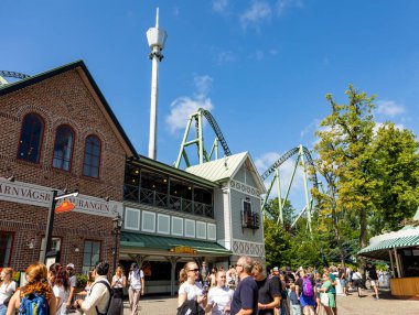 İsveç 'in Göteborg şehrindeki Liseberg lunaparkında hız treni.