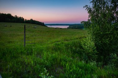 Finjasjon Gölü üzerinde gün batımı Hovdala Hills, Hassleholm, İsveç 'te görüldü.