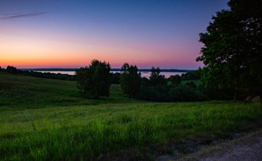 Finjasjon Gölü üzerinde gün batımı Hovdala Hills, Hassleholm, İsveç 'te görüldü.