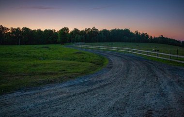 Günbatımı, Hassleholm, İsveç 'teki Hovdala Hills yolu üzerinde.