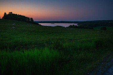 Finjasjon Gölü üzerinde gün batımı Hovdala Hills, Hassleholm, İsveç 'te görüldü.