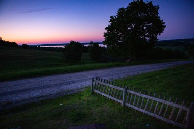 Finjasjon Gölü üzerinde gün batımı Hovdala Hills, Hassleholm, İsveç 'te görüldü.
