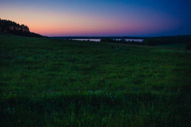 Finjasjon Gölü üzerinde gün batımı Hovdala Hills, Hassleholm, İsveç 'te görüldü.