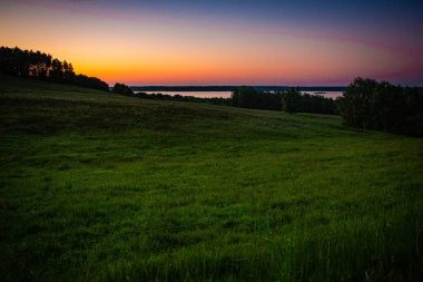 Finjasjon Gölü üzerinde gün batımı Hovdala Hills, Hassleholm, İsveç 'te görüldü.
