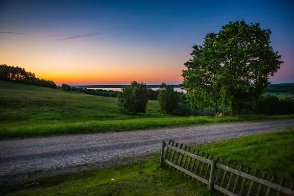 Finjasjon Gölü üzerinde gün batımı Hovdala Hills, Hassleholm, İsveç 'te görüldü.