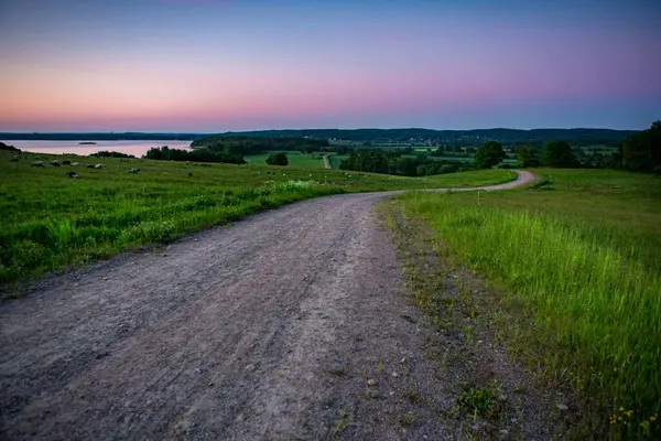 Finjasjon Gölü üzerinde gün batımı Hovdala Hills, Hassleholm, İsveç 'te görüldü.
