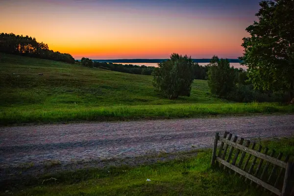 Finjasjon Gölü üzerinde gün batımı Hovdala Hills, Hassleholm, İsveç 'te görüldü.