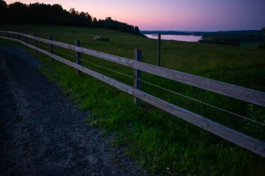 Finjasjon Gölü üzerinde gün batımı Hovdala Hills, Hassleholm, İsveç 'te görüldü.