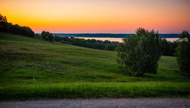 Finjasjon Gölü üzerinde gün batımı Hovdala Hills, Hassleholm, İsveç 'te görüldü.