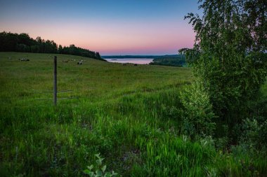Finjasjon Gölü üzerinde gün batımı Hovdala Hills, Hassleholm, İsveç 'te görüldü.
