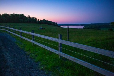 Finjasjon Gölü üzerinde gün batımı Hovdala Hills, Hassleholm, İsveç 'te görüldü.