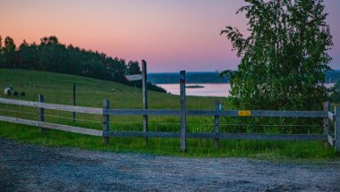 Finjasjon Gölü üzerinde gün batımı Hovdala Hills, Hassleholm, İsveç 'te görüldü.