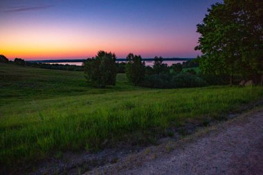 Finjasjon Gölü üzerinde gün batımı Hovdala Hills, Hassleholm, İsveç 'te görüldü.