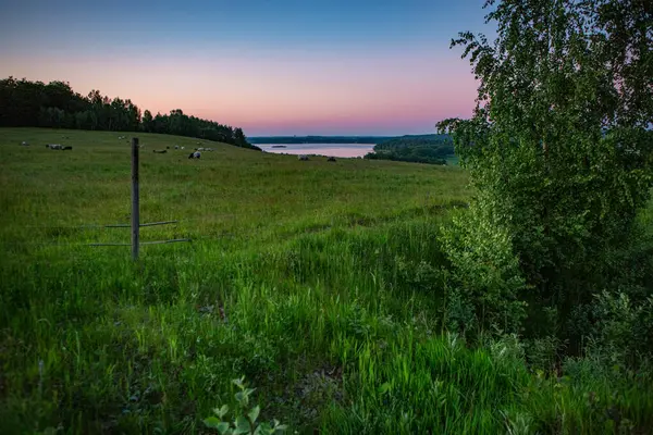 Finjasjon Gölü üzerinde gün batımı Hovdala Hills, Hassleholm, İsveç 'te görüldü.