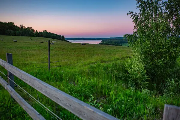 Finjasjon Gölü üzerinde gün batımı Hovdala Hills, Hassleholm, İsveç 'te görüldü.