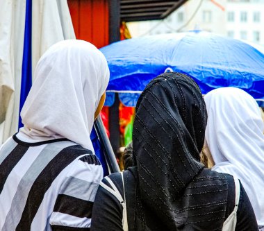 İsveç 'te Malmö' de tesettürlü Müslüman kızlar