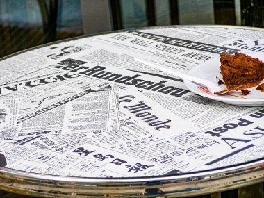 Kurabiyeli yuvarlak kafe masası