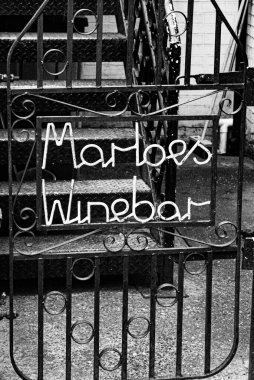 İngiltere, Lyme 'ın altında Newcastle' da bir barın kapısı.