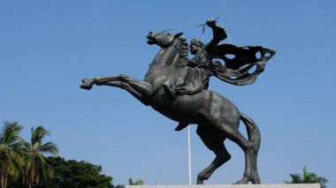 Monas (Ulusal Anıt), Jakarta 'da açık mavi gökyüzüne karşı kaydedilen Prens Diponegoro heykeli. Atın ve binicinin güçlü duruşu Endonezya direnişini ve cesaretini simgeliyor.