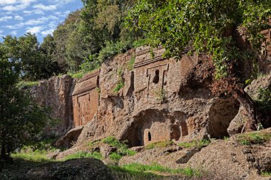 Viterbo, Lazio, İtalya: Castel d 'Asso' nun Etrüsk mezarlığı, tufa kayasına oyulmuş antik mezarların cephesi ve girişi