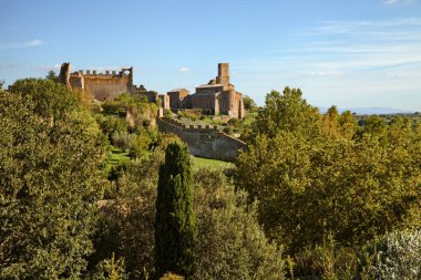 Tuscania, Viterbo, Lazio, İtalya: antik şehir duvarları ve ortaçağ Aziz Peter kilisesi kalıntıları ile kırsal alan