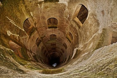 Orvieto, Terni, Umbria, İtalya: 16. yüzyıldan kalma antik Pozzo di San Patrizio, St. Patrick kuyusu, 54 metre derinliğinde çift sarmal merdiven.
