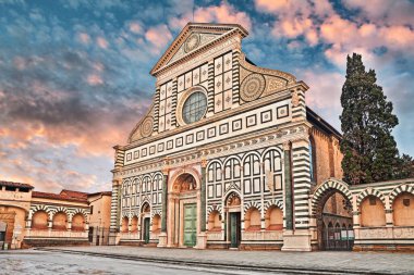 Floransa, Toskana, İtalya: Santa Maria Novella 'nın antik kilise Bazilikası, İtalyan sanat ve mimarisinin Rönesans ve gotik tarzda harika bir örneği.