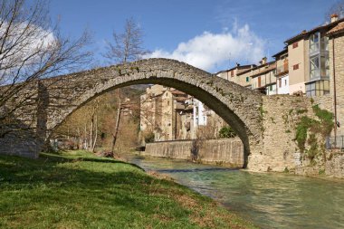 Portico di Romagna, Forli-Cesena, Emilia-Romagna, İtalya: Apennine dağlarındaki Montone nehri üzerindeki antik kambur balina köprüsü