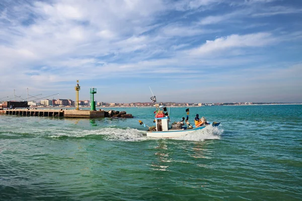 Cesenatico Forli Cesena Emilia Romagna Italy Рибальський Човен Залишає Порт — стокове фото