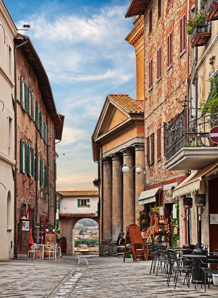 カスティリオーネ ウンブリア イタリア 古代の教会 市の門 絵のように美しいバー レストラン ショップとトラジメーノ湖の町の街並み 4月5 2019 — ストック写真