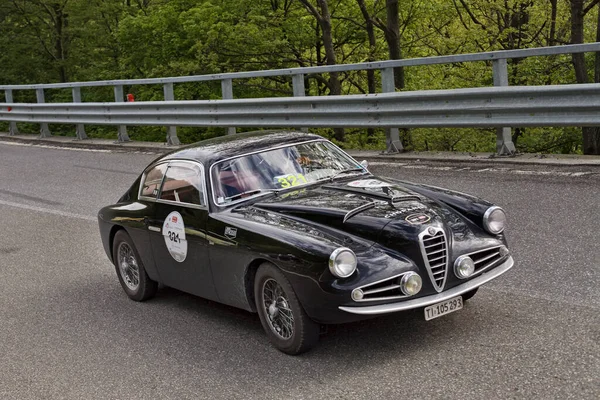 2013年5月18日 意大利帕索德拉富塔 Passo Della Futa 意大利经典赛车场的老式赛车Alfa Romeo 1900 Zagato 1955 — 图库照片