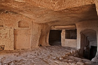 Matera, Basilicata, İtalya: antik İtalyan şehrinin merkezindeki tufa kayasına oyulmuş eski bir mağara evi.