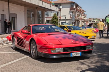 Ferrari Testarossa (1985), klasik İtalyan spor otomobili, San Carlo, Cesena, İtalya, 23 Nisan 2023