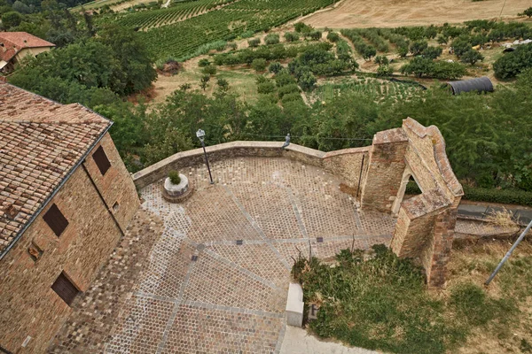 ソルリヴォリロンコフレド Forli Cesena エミリア ロマーニャ イタリア 絵のように美しい丘の上の古い村の門と田舎の景色 — ストック写真