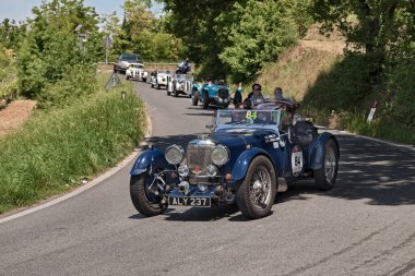 Klasik yarış arabası Aston Martin Le Mans (1933) tarihsel yarış Mille Miglia 'da klasik araba serisinin lideri. 17 Mayıs 2014 Colle di Val d 'Elsa, Toskana, İtalya