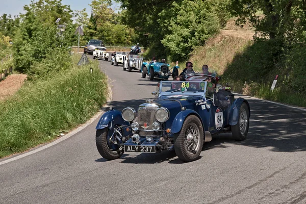 老式赛车阿斯顿 Aston Martin Mans 1933年 是历史上米莱 米格利亚 Mille Miglia 系列经典赛车的领跑者 — 图库照片