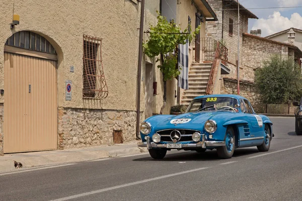 ヴィンテージスポーツカーメルセデス ベンツ300 198 1955 古典的なカーレースミル ミリア中にトスカーナの村で実行されます May 2014 Colle Val — ストック写真
