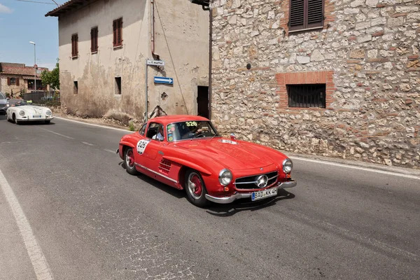 老式跑车梅赛德斯 奔驰300 198 1955 在托斯卡纳村的经典赛车比赛Mille Miglia May 2014 Colle Val — 图库照片