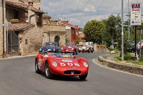 Voiture Course Ancienne Maserati 200 1957 Roule Dans Village Toscan — Photo