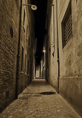 Rimini, Emilia Romagna, İtalya: Adriyatik deniz kıyısındaki eski İtalyan şehrinde gece karanlık dar bir ara sokak