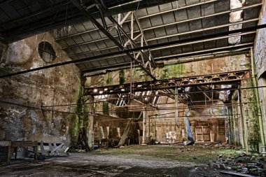 Endüstriyel arkeoloji, eski terk edilmiş ve çökmüş fabrika, antik bir binanın kalıntıları.