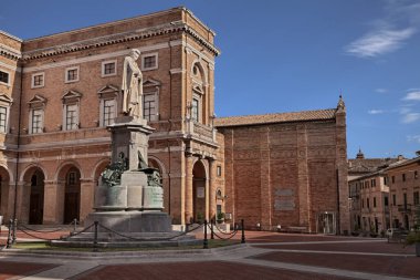 Recanati, Marche, İtalya: büyük şair Giacomo Leopardi 'nin anıtı, 1898' de şehrin ana meydanında dikildi.