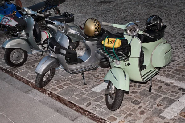 意大利老式的维斯帕皮亚乔摩托车停放在从提尔亨利海到亚得里亚海的海岸到海岸的拉力赛中 September 2014 Bertinoro Italy — 图库照片