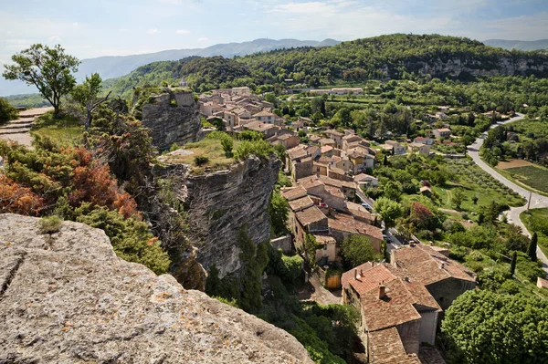 セグノン ヴォークルス プロヴァンス アルプ コート ダジュール フランス 古代の村の風景と岩から田舎 丘の上の高い岩 — ストック写真
