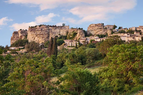セグノン ヴォークルス プロヴァンス アルプ コート ダジュール フランス 古代の村の風景とロシェ 丘の上の高い岩 — ストック写真