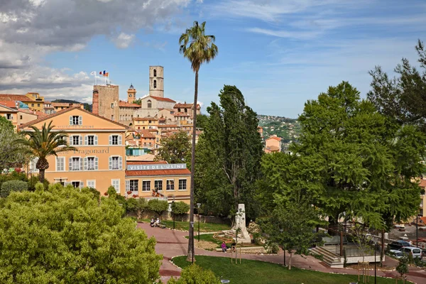 Grasse, Provence-Alpes-Cote d 'Azur, Fransa: Bahçeli şehir merkezi, tarihi parfüm fabrikası Fragonard ve arka plandaki katedral. Fotoğraf 30 Nisan 2018 'de çekildi.