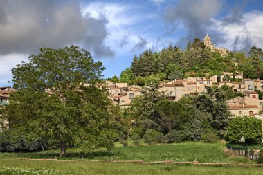 Forcalquier, Provence-Alpes-Cote d 'Azur, Fransa: Tepede antik Citadelle ile köy manzarası